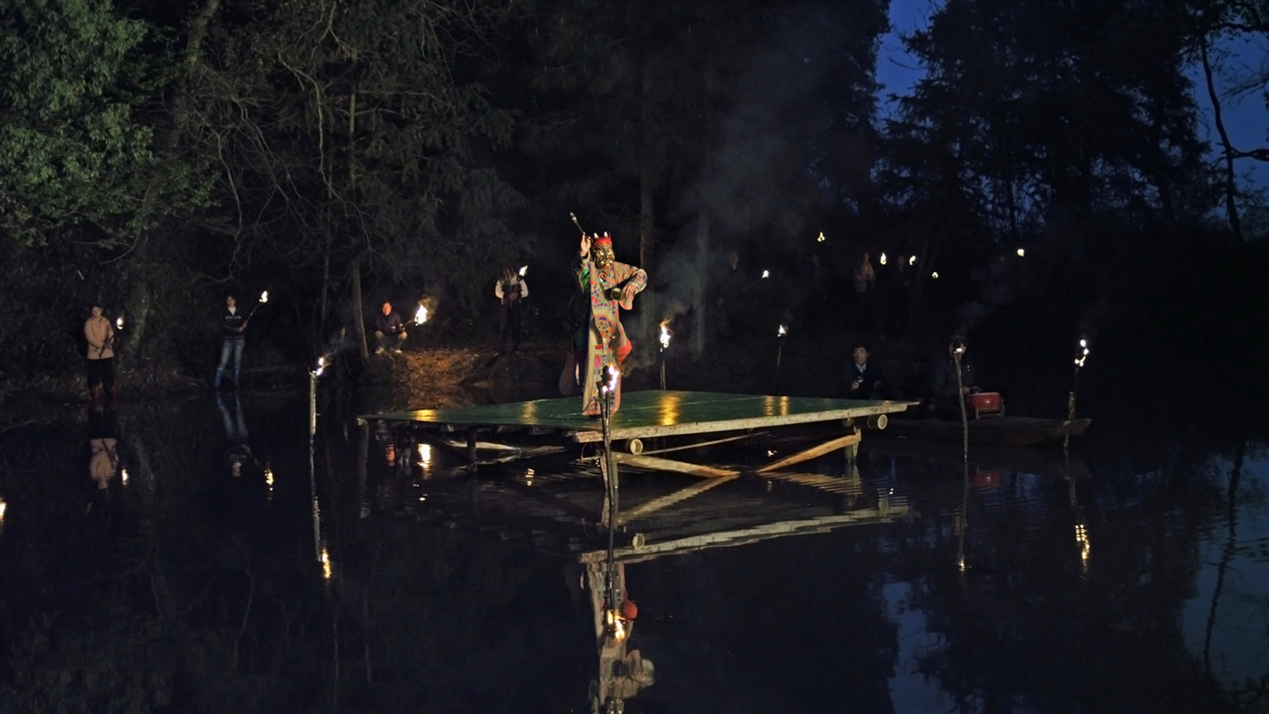 許家維  | 鐵甲元帥 影像擷取畫面：靖思村池塘上的儺舞表演，江西，2013, 2013  ©許家維 的圖說