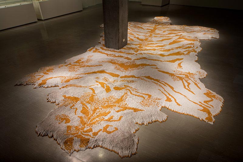 徐冰  | 虎皮地毯 500,000支「1st Class」牌香菸, 地毯, 約 1500 x 600 公分,  2011, 北美館展出 的圖說