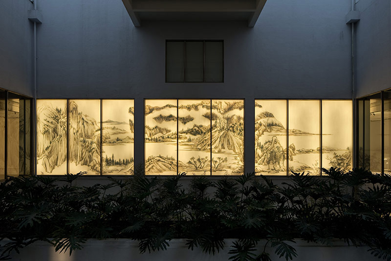 Xu Bing  | Background Story: Misty Rivers and Layered Ridges Natural debris attached to glass panels, light boxes, Pictorial size: 520 x 2185 cm, 2014, Based on Dong Qichang, Misty Rivers and Layered Ridges, Scroll; ca. 1604; Ink on silk, 30.7 x 141.4 cm; Collection of National Palace Museum, Taipei 的圖說
