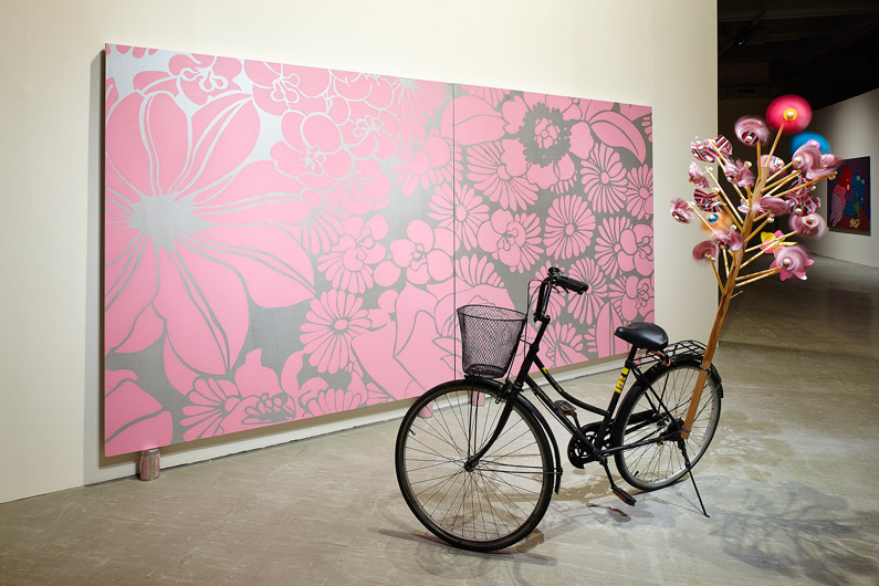 林明弘  | 又涼又甜 裝置，壓克力顏料、畫布、自行車、玩具風車、電風扇, 2008  誠品畫廊收藏 的圖說