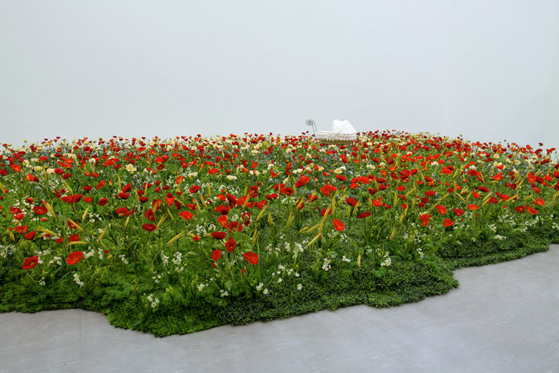 Hui Chiao Chen  | Poppy installation, artificial flower & grass, cot, pamphlet, 2015 的圖說