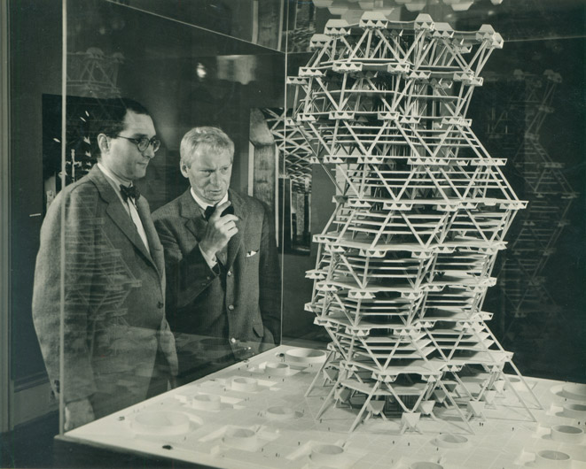 路易•康與費城塔模型, 康乃爾大學展覽現場, 紐約州伊薩卡  1958  © Sue Ann Kahn 的圖說