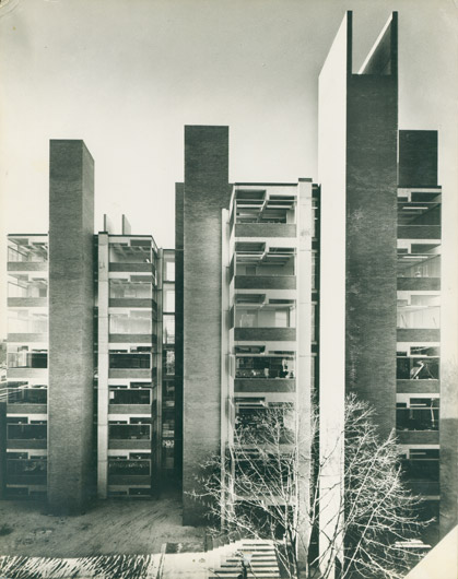 理察斯醫學研究大樓費城賓州大學  1957–65  ©The Architectural Archives, University of Pennsylvania, photo: Malcolm Smith 的圖說
