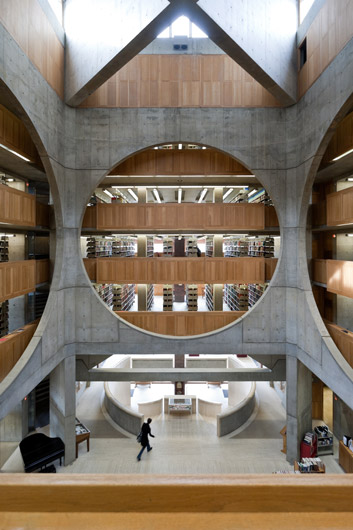 艾克塞特學院圖書館, 新罕夏布州艾克塞特鎮  1965–72  © Iwan Baan 的圖說