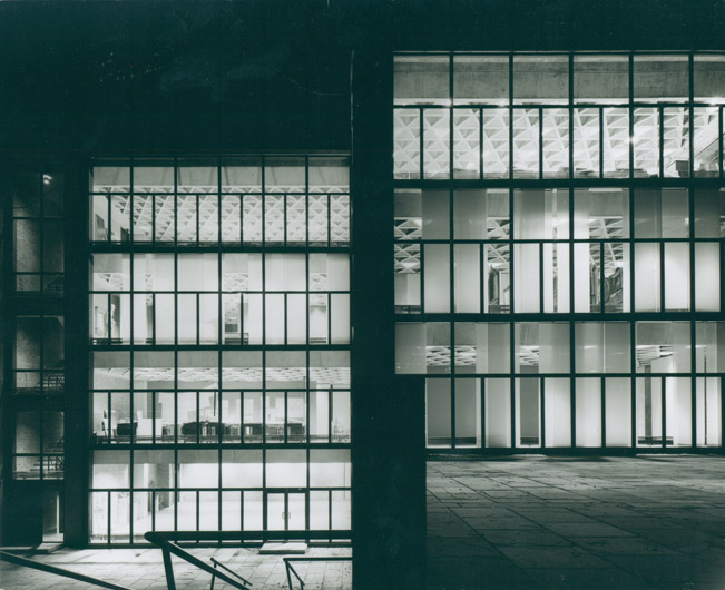 耶魯大學美術館康乃狄克州紐哈文市  1951–53  © Architectural Archives of the University of Pennsylvania, Philadelphia, photo: Lionel Freedman 的圖說