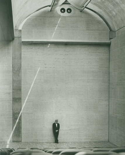路易•康在金貝爾美術館視聽室  1972  © Kimbell Art Museum, photo: Bob Wharton 的圖說