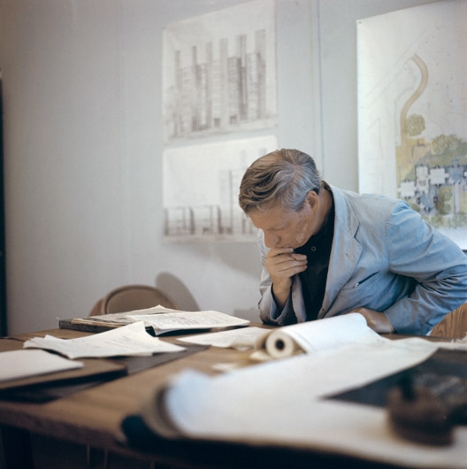 工作中的路易•康  約1960年  © Architectural Archives of the University of Pennsylvania, Philadelphia 的圖說