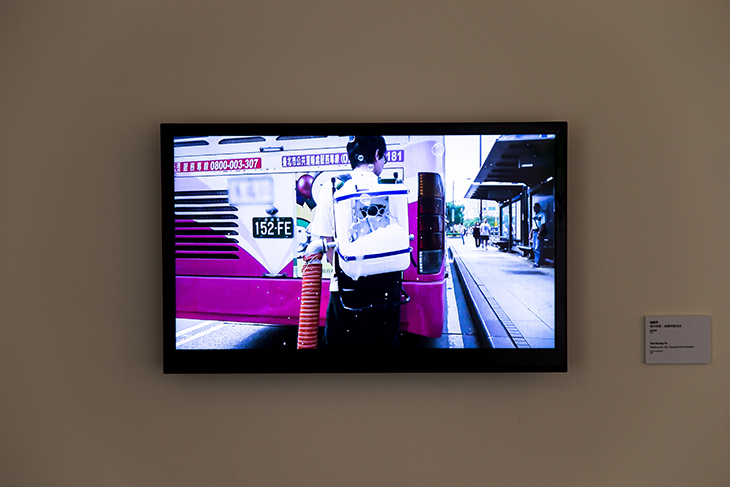 崔廣宇  | 《城市按摩：美麗的髒泡泡》 錄像裝置, 2001 的圖說