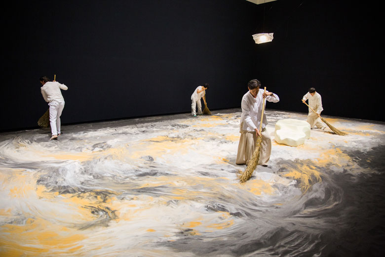 Guernica in Sand Mixed media interactive installation, 2006/2015   Collection of JUT Museum Pre-opening Office, Installation view at Taipei Fine Arts Museum 的圖說