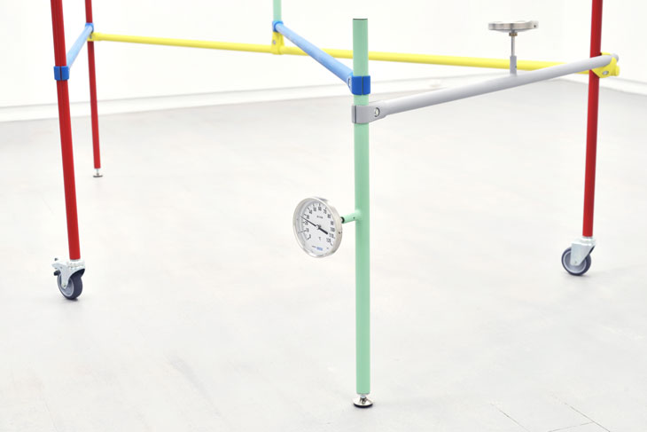 Kuo-Wei Lin  | Interstice in anonymous transfer (Auto save) Industrial Bimetal thermometer, steel, aluminium connector, casters, multiple color coating, 2015 263 x 495 x 113 cm Courtesy of the Artist and Michael Ku Gallery 的圖說