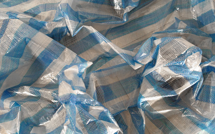 涅爾茲．維爾克  | 十二 藍白塑膠帆布、風扇、木材、訂製電子零件和程式, 2016 尺寸依展場而異 的圖說
