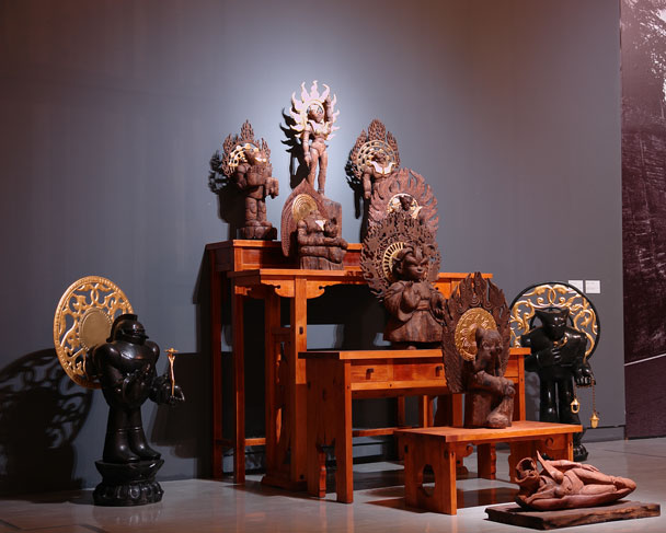 楊茂林  | 封神之前戲──請眾仙III 台灣檜木, 2003  藝術家自藏 的圖說