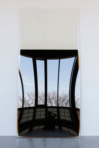 Chou Shih Hsiung  | Half Full Half Empty 石油、有機玻璃, 2013 220 x 100 x 6 cm 的圖說
