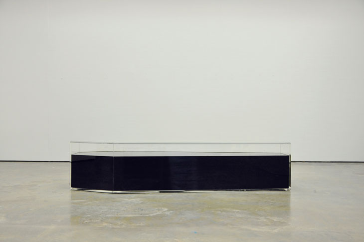 Chou Shih Hsiung  | One Hundred Million Years Crude Oil, Perspex, 2012 190 x 60 x 45 cm 的圖說