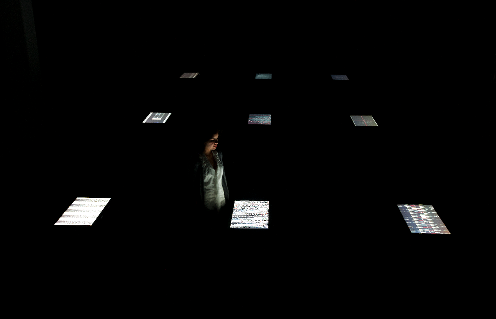 Ryoji Ikeda, data.scan [nº1-9] 9 27” LED displays, computer, speaker, wood panels, 2011,   © Ryoji Ikeda (photo by Leon Dario Pelaez) 的圖說