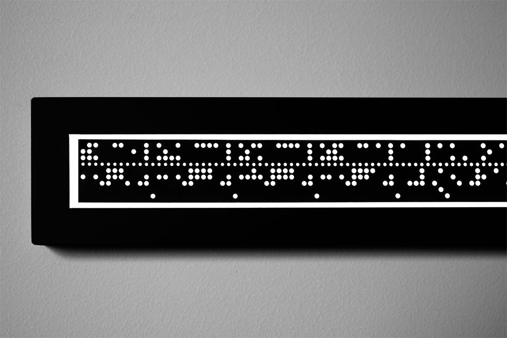 Ryoji Ikeda, systematics [nº1] punched tape for vintage computers, acrylic panels, LEDs, stainless steel, 2012,   © Ryoji Ikeda, courtesy of DHC/ART Foundation for Contemporary Art  (photo by Richard-Max Tremblay) 的圖說