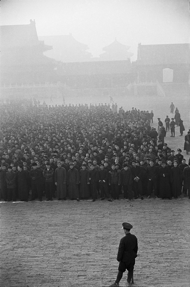 Henri Cartier-Bresson  | In the Forbidden City, ten thousand recruits line up to form a new Nationalist regiment. Peking, December 1948    © Fondation Henri Cartier-Bresson / Magnum Photos 的圖說