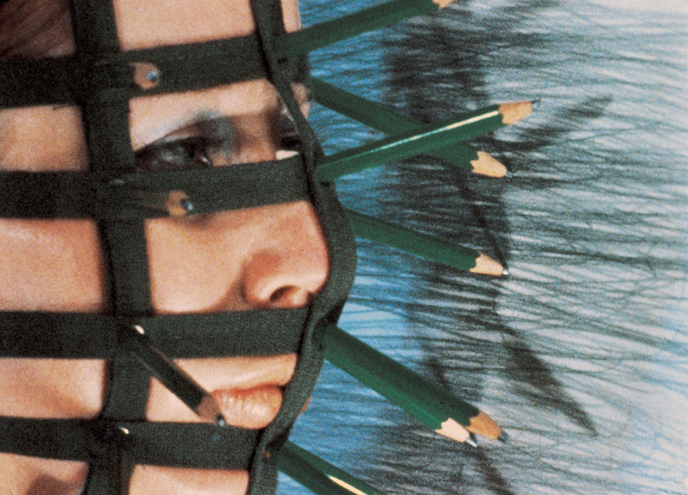 雷貝嘉．霍恩  | 鉛筆面具 16釐米影像轉DVD，彩色，有聲, 1972  © 雷貝嘉．霍恩，作品鳴謝霍恩藝術家文獻庫。 的圖說