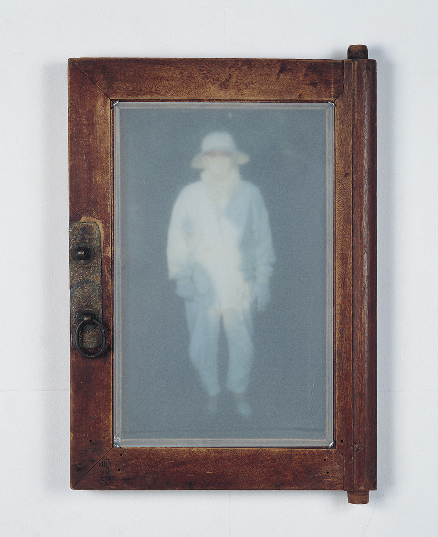 Chen Shun-Chu  | White Tradition photograph, wooden frame, 1992 45x30x6 cm  Collection of Taipei Fine Arts Museum 的圖說