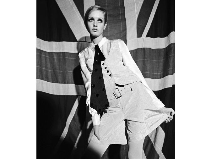 崔姬穿著背心和短褲套裝  1966   © Photograph Terence Donovan, courtesy Terence Donovan Archive. The Sunday Times, 23 October 1966 的圖說