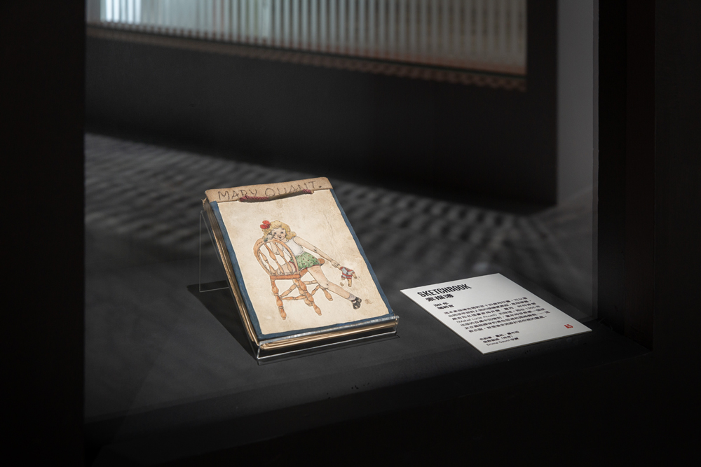 素描簿（1944）     這本素描簿為瑪莉官十四歲所畫，可以看出她很早就對人物描繪感興趣，風格懷舊，頗有知名插畫家梅貝爾∙露西∙阿特維爾（Mabel Lucie Atwell）的味道。
Emma Gaunt收藏 的圖說