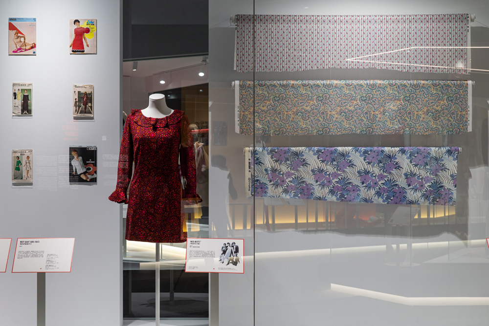 1964-74 自己動手做衣服     瑪莉官與巴特里克公司（Butterick）合作推出裁縫版型，讓消費者得以根據個人品味與預算選擇布料，自己做出想要的瑪莉官服飾。 的圖說