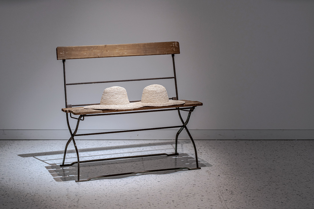 Ｍona Hatoum  | Cappello per due straw, wood and steel, 2013 83×90.5×48 cm  Courtesy of WINSING ARTS FOUNDATION; Photo Credit by OS Studio, Rex Chu 的圖說