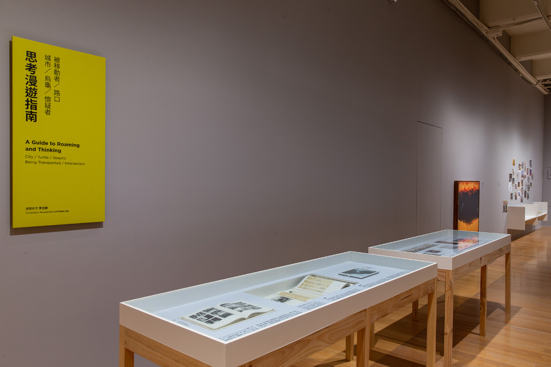 「在夾縫中行走」展出現場     圖像由臺北市立美術館提供。 的圖說
