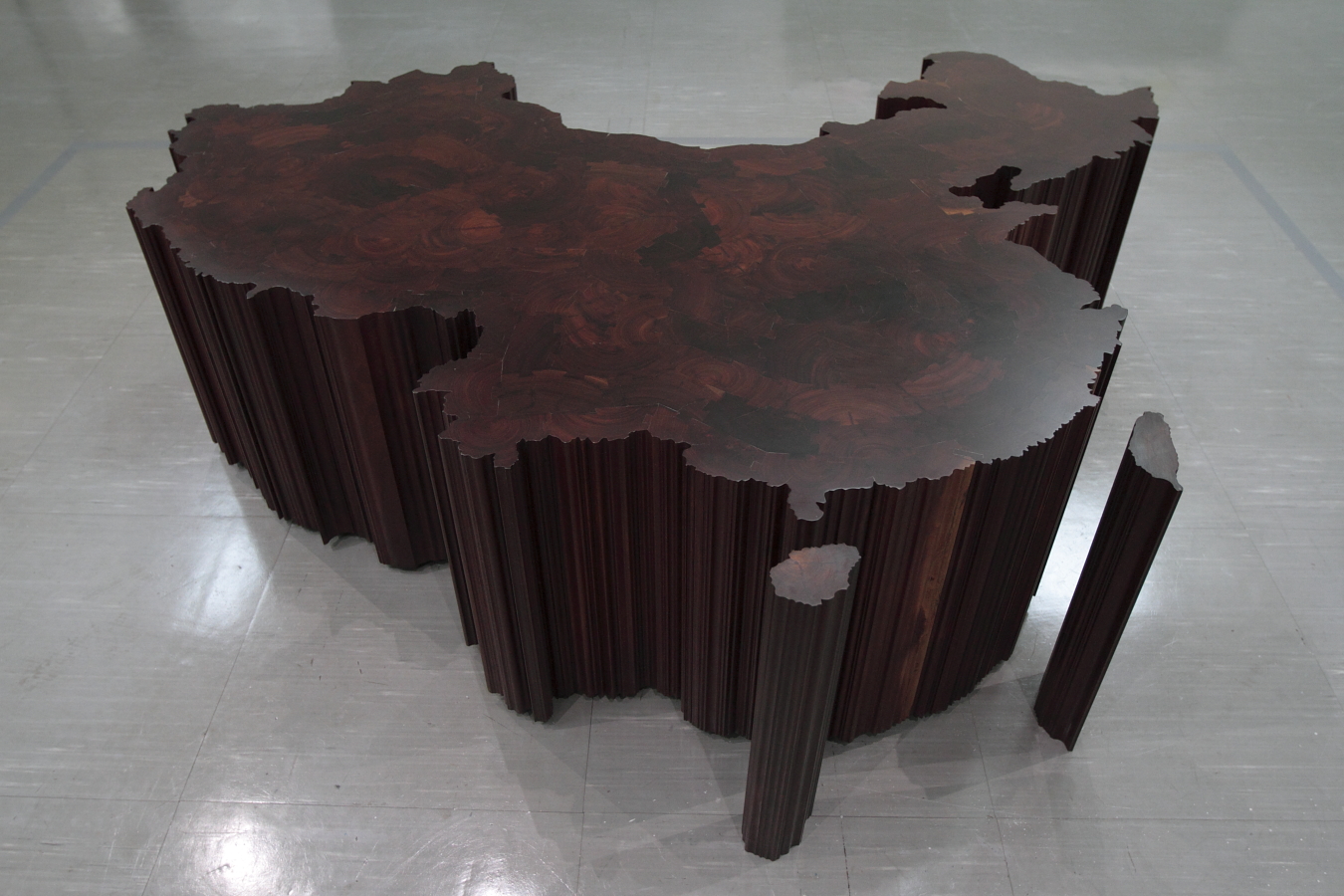 Tieli wood from dismantled temples of the Qing Dynasty (1644-1911)  | Map of China   150 x 150 x 50 cm    2004 的圖說