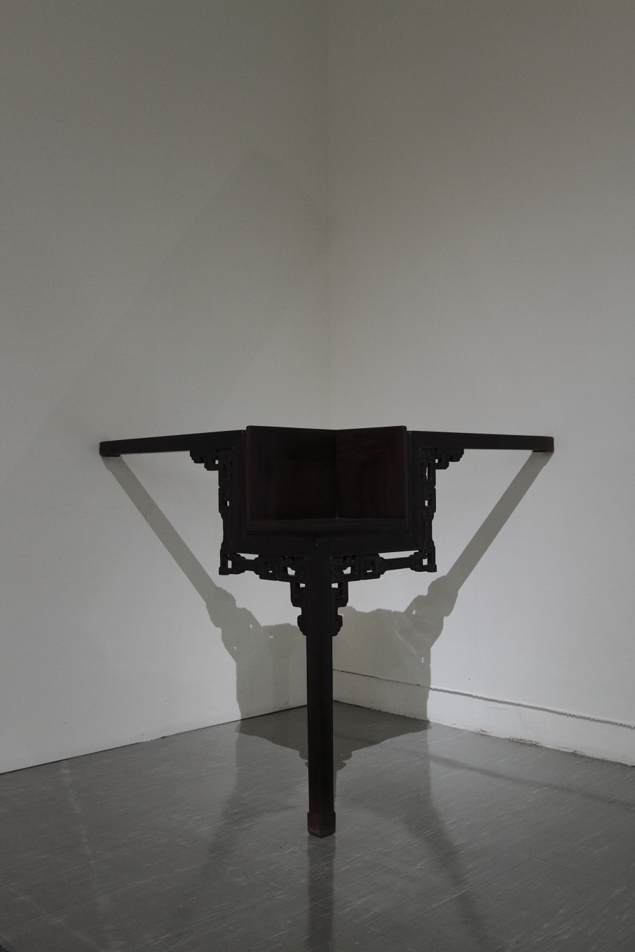清朝桌子(1644-1911)  | 三條腿的桌子   164 x 193 x 116 cm, 2010 的圖說