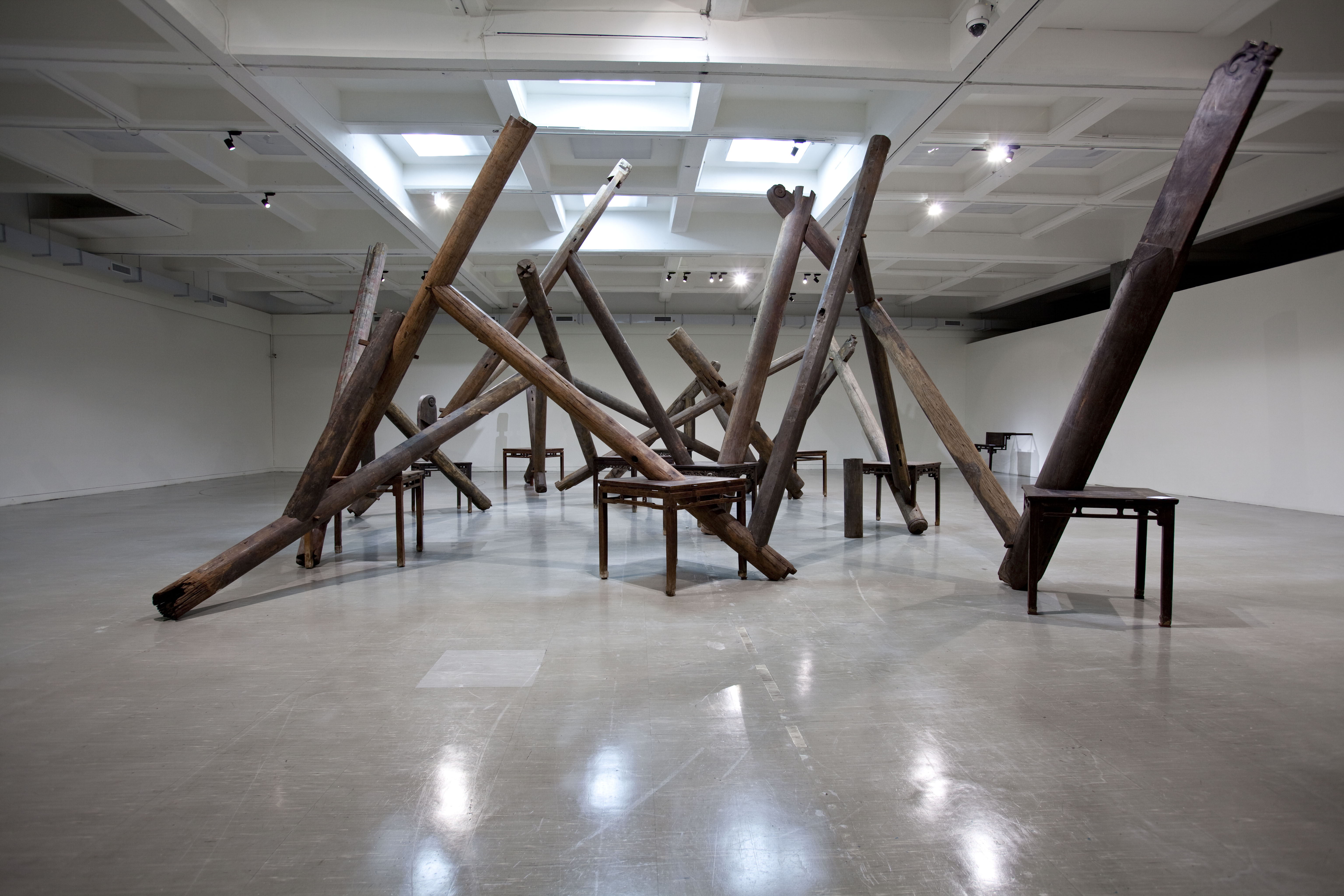 Tables, parts of beams and pillars made of Tieli wood from dismantled temples of Qing Dynasty (1644 - 1911)  | Through   850 x 1380 x 550 cm     2007-2008 的圖說