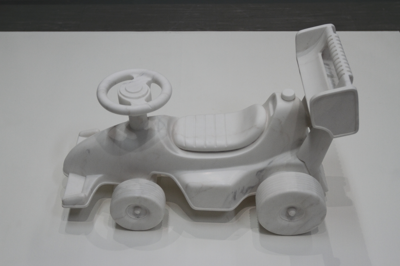 大理石  | 玩具車   70 x 34 x 42 cm, 2010 的圖說